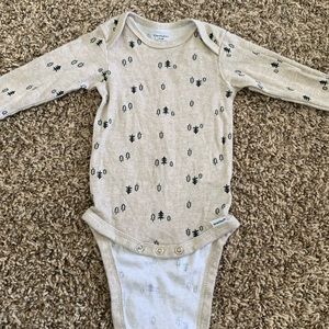 Gerber unisex 6-9M onesie
